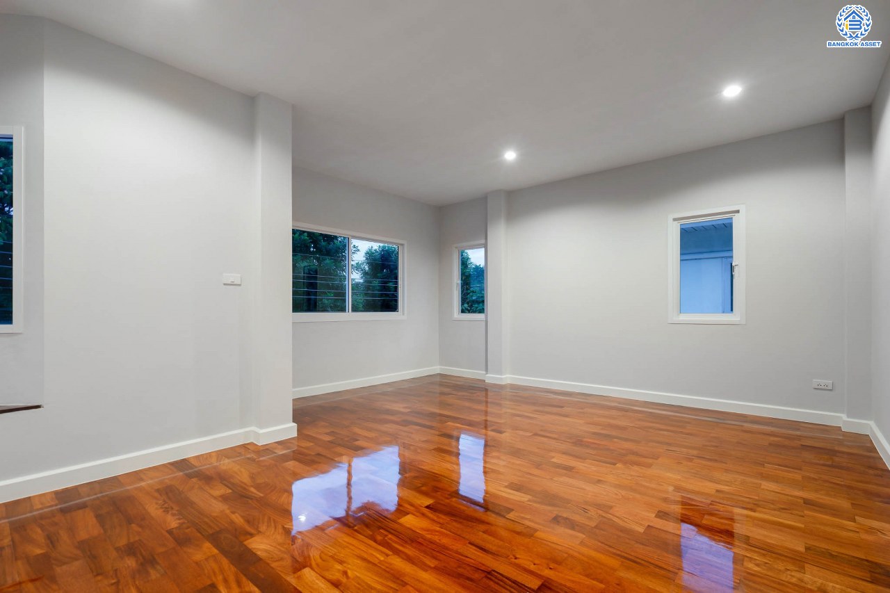 บ้านมือสองตกแต่งใหม่ โครงการ มณีรินทร์พาร์ค รัตนาธิเบศร์-ท่าอิฐ แบรนด์ Property Perfect เนื้อที่ 50 ตร.ว. ฟังก์ชัน 3 ห้องนอน 3 ห้องน้ำ จอดรถได้ 2 คัน บนทำเลศักยภาพ เชื่อมต่อทั้ง ถนนรัตนาธิเบศร์ และถนนราชพฤกษ์ ใจกลาง 2 เซ็นทรัลฯ ใกล้ทางด่วน "งามวงศ์วาน" และรถไฟฟ้า "สถานีบางรักน้อยท่าอิฐ"